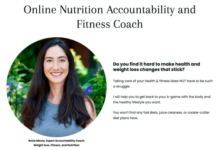 Rosie Moore, a reputable online nutrition accountability and fitness coach, smiling in front of greenery. Her coaching focuses on sustainable weight loss without fad diets.