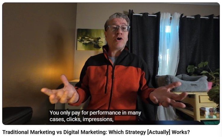 Speaker explaining differences between traditional and digital marketing strategies, highlighting performance and results in digital marketing